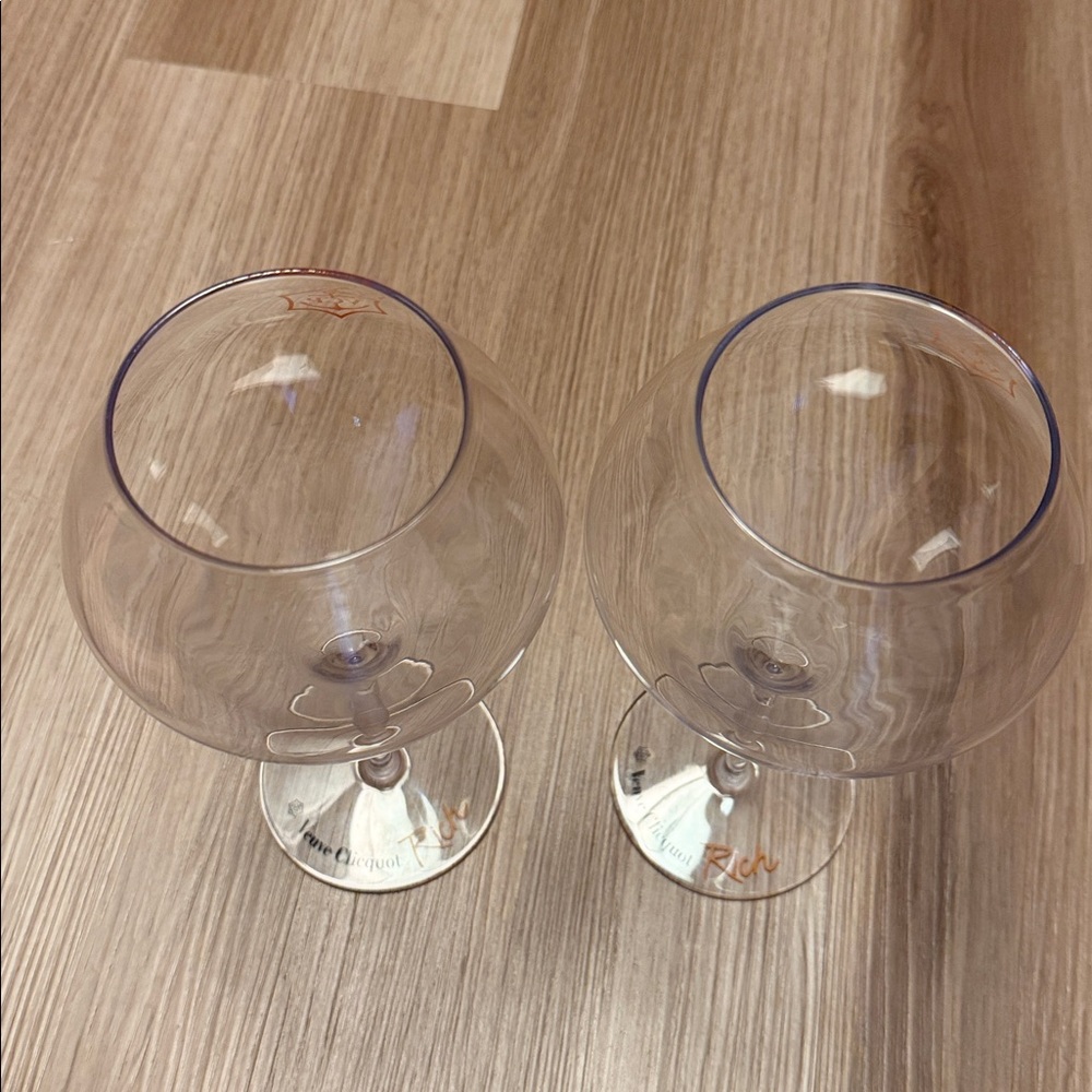 Veuve Clicquot Rich Champagne Wide-Bowled Plastic Goblets - Picture 5 of 6